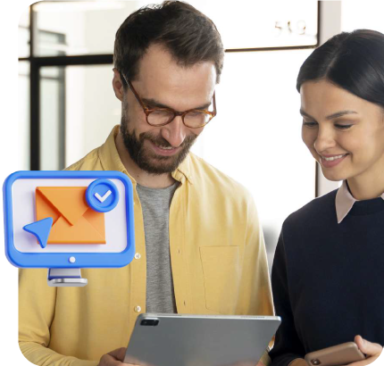 Imagen de una pareja mirando una tablet